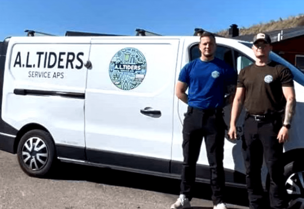 A.L. Tiders Service — to medarbejdere ved firmabilen